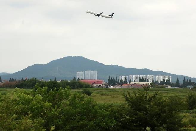 7일 전남광주 광산구 광주 군 공항에서 여객기가 날아오르고 있다. 정부는 호남권 반도체 클러스터 부지로 광주 군 공항을 선정했다. 2026.7.7. 연합뉴스