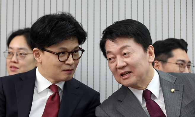 대화하는 한동훈·안철수 의원. 연합뉴스