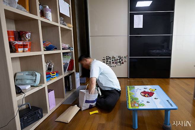 2020년부터 색동원에서 거주한 하정호씨가 올해 6월, 시설을 나와 자립 생활을 시작했다. 자신의 방에서 짐을 정리하고 있다. ⓒ시사IN 이명익