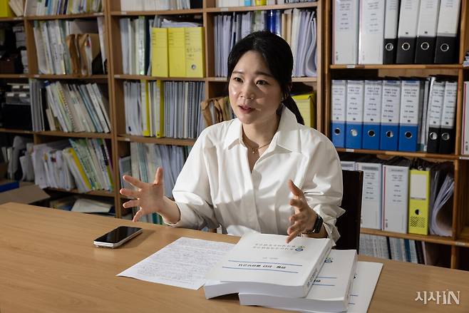 6월19일 전북 완주의 우석대 인지과학연구소에서 만난 전지수 교수가 색동원 피해자 심층 조사 결과를 설명하고 있다. ⓒ김흥구