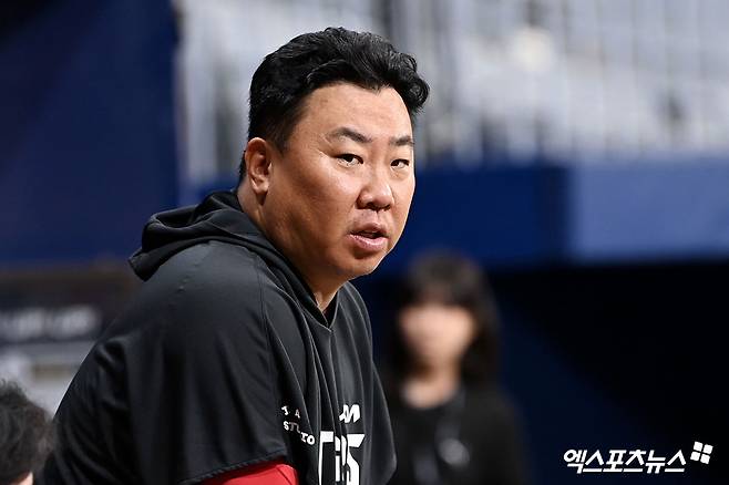28일 오후 서울 구로구 고척스카이돔에서 열리는 '2026 신한 SOL Bank KBO리그' KIA 타이거즈와 키움 히어로즈의 경기, KIA 이범호 감독이 훈련을 지켜보고 있다. 엑스포츠뉴스 DB