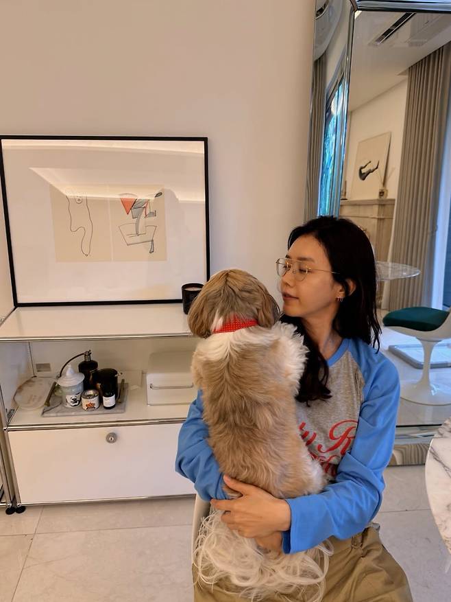 Actress Chae Jung-an captivated fans by sharing heartwarming glimpses of her daily life with her dogs on social media. She spent a cozy time with her dogs, cuddling them and gazing at them affectionately.In the photos, Chae Jung-an exuded a natural charm with her effortless, dressed-up-but-not-too-dressed-up style and light makeup. Her beauty shone through as brightly as ever, even in casual attire.Her dogs also demonstrated their deep bond by never taking their eyes off Chae Jung-an. Chae Jung-an shared an update on her life, enjoying a happy, relaxing moment with her dogs—who had been groomed—after returning home from an outing.