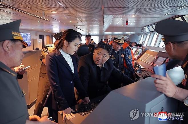 북한 김정은, 딸 주애와 구축함 '강건호' 항해시험 참관 (평양 조선중앙통신=연합뉴스) 김정은 북한 국무위원장이 딸 주애와 지난 6월 4일 작전수행능력평가 시험공정에 착수한 해군 구축함 '강건호'를 방문하고 항해시험을 참관했다고 조선중앙통신이 6일 보도했다. 2026.6.6 
    [국내에서만 사용가능. 재배포 금지. For Use Only in the Republic of Korea. No Redistribution] nkphoto@yna.co.kr