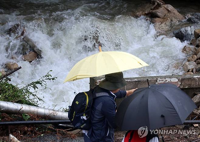 무섭게 불어난 계룡산 계곡물 (공주=연합뉴스) 이주형 기자 = 폭우가 내린 9일 충남 공주시 반포면 계룡산 동학사 밑 식당·상점가 일대가 침수된 가운데, 불어난 계곡물이 행인들을 덮칠 듯 빠르게 흐르고 있다. 2026.7.9 coolee@yna.co.kr