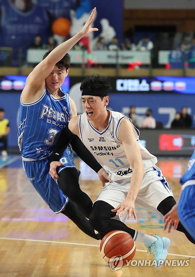 '비켜' (대구=연합뉴스) 김현태 기자 = 10일 대구체육관에서 열린 2025-2026 LG전자 프로농구 정규리그 대구 한국가스공사 페가수스와 서울 삼성 썬더스의 경기. 삼성 이관희가 드리블을 하고 있다. 2025.12.10 mtkht@yna.co.kr