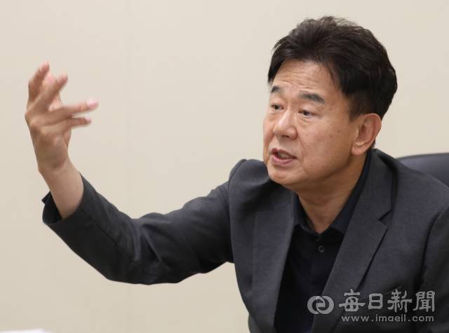 김희철 대구문화예술회관장은 "이곳이 단순한 대관 공간에 머물러서는 안 됩니다. 끊임없이 무언가를 만들고 실험하는, 창작과 인큐베이팅의 공간으로 뿌리내려야 합니다" 고 말했다. 36년 된 낡은 외피를 벗고 대구 문화예술의 창작 산실로 다시 태어나겠다는 그의 목표다. 정운철 기자 woon@imaeil.com