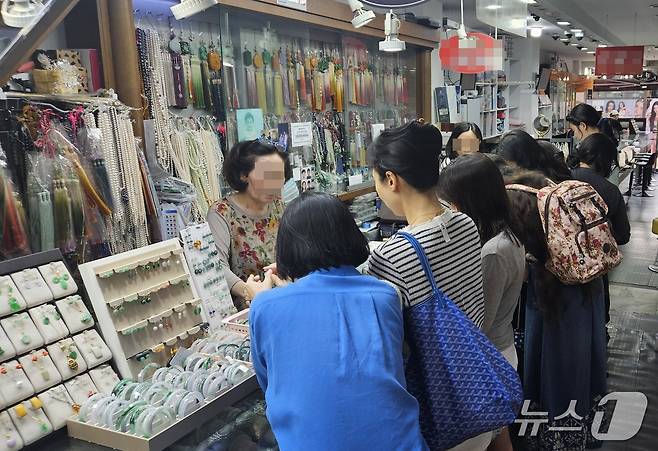 서울 종로구 귀금속거리의 한 옥 전문 매장을 찾은 손님들이 옥반지와 옥팔찌를 구경하는 모습. 2026.7.9 ⓒ 뉴스1 윤지오 기자