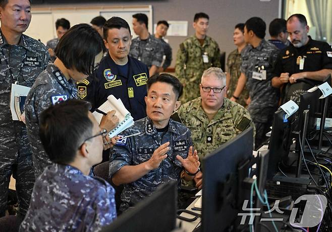 2026 환태평양훈련(RIMPAC·림팩)에서 연합해군구성군사령관(CFMCC)을 맡은 해군기동함대사령관 김인호 소장이 7일(현지시간) 태평양전투지휘소에 있는 해양작전본부(MOC)에서 연합참모진과 해상작전에 대해 논의하고 있다. (해군 제공. 재판매 및 DB 금지) 2026.7.10 ⓒ 뉴스1