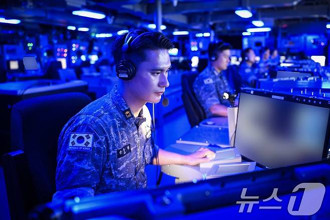 5일(현지시간) 세계 최대 다국적 해상훈련인 '2026 환태평양훈련'(림팩·RIMPAC) 중 미국 하와이 진주만-히캄 합동 기지에서 정조대왕함 장병들이 방공전 팀워크 훈련을 하고 있다. 정조대왕함의 림팩훈련 참가는 이번이 처음이며, 림팩훈련에서 방공전 부지휘관 임무를 수행한다. (해군 제공. 재판매 및 DB금지) 2026.7.6 ⓒ 뉴스1