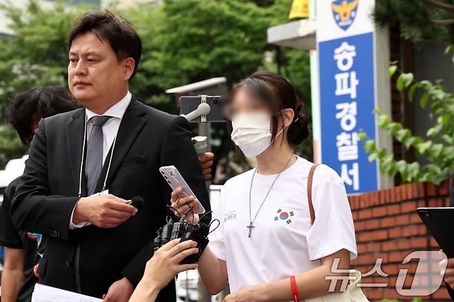 잠실 개표소 봉쇄 시위에서 체육단체 관계자들의 진입을 막아 '올다르크'(올림픽공원+잔 다르크)로 불린 여성 A 씨가 10일 오후 서울 송파구 송파경찰서 앞에서 경찰 조사를 앞두고 입장을 밝히고 있다. 2026.7.10 ⓒ 뉴스1 최지환 기자
