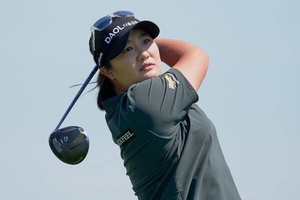 LPGA KPMG 위민스 PGA 챔피언십 3R 7번 홀에서 단독 선두로 티샷을 치는 유해란 (27일 미국 미네소타). /사진=AP 뉴시스