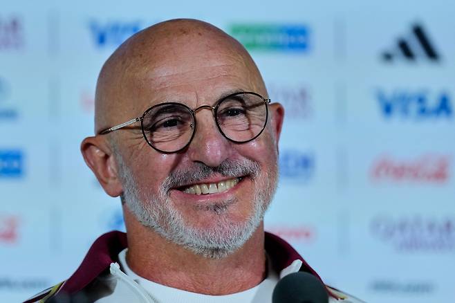Spain head coach Luis de la Fuente smiles during a press conference ahead of World Cup quarterfinal soccer match against Belgium at Los Angeles stadium in Inglewood, Calif., near Los Angeles, Thursday, July 9, 2026. (AP Photo/Andre Penner)

<저작권자(c) 연합뉴스, 무단 전재-재배포, AI 학습 및 활용 금지>