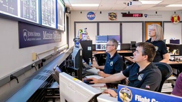 APL 연구진들이 NASA 뉴호라이즌스 우주선의 원격 측정 데이터를 모니터링하고 있다. (사진=NASA/존스 홉킨스 APL/SwRI/저스틴 글래든)