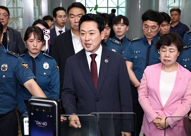 10일 '장윤기 사건'과 관련해 경찰청을 항의 방문한 장동혁 국민의힘 당대표와 의원들이 유재성 경찰청장 직무대행과의 면담장에 취재진, 보좌관 등의 출입을 막으며 비공개를 요청하는 경찰에게 항의하고 있다. 연합뉴스