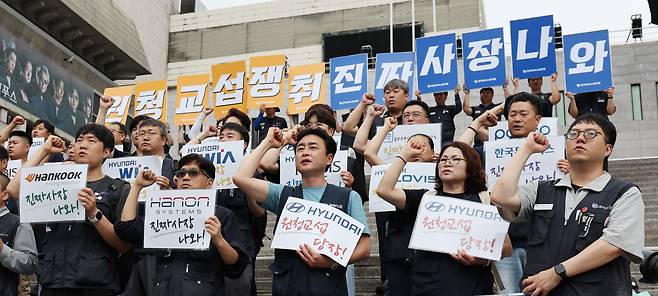 8일 서울 종로구 세종문화회관 계단에서 열린 금속노조 '교섭 불응 원청기업 규탄' 기자회견. 노란봉투법 시행 4개월이 지나도록 실제 교섭이 시작된 사업장이 단 한 곳도 없자, 금속노조가 오는 15일 예정된 1차 총파업을 앞두고 원청의 교섭 참여를 촉구하며 투쟁 수위를 높였다. /뉴스1