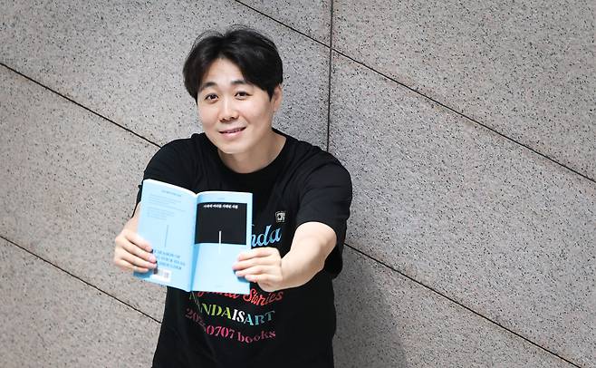 지난달 24일 오후 서울 강남구 코엑스 전시장 앞에서 본지와 만난 고명재 시인. /박성원 기자