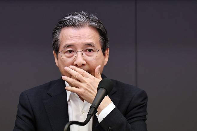 김용범 청와대 정책실장이 24일 서울 중구 한국프레스센터에서 열린 관훈클럽 초청 토론회에 참석해 생각에 잠겨 있다. /뉴스1