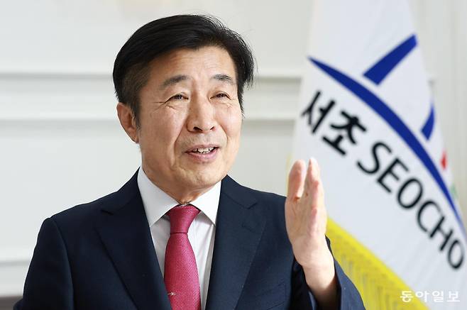 전성수 서울 서초구청장이 2일 청사 집무실에서 동아일보와의 인터뷰를 갖고 “양재역에서 GTX, 지하철 3호선과 신분당선, 광역버스 등 어떤 시설을 이용하려고 해도 5분 내로 환승할 수 있도록 하겠다”고 밝혔다. 
송은석 기자 silverstone@donga.com
