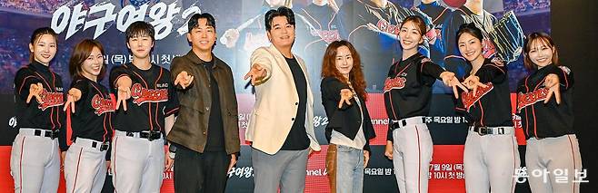 9일 오후 10시 처음 방송된 채널A ‘야구여왕2’의 출연자와 제작진. 왼쪽부터 박하얀, 주수진, 김온아, 신재호 PD, 추신수 감독, 강숙경 작가, 장수영, 송아, 아야카. 주수진은 “메이저리거 출신인 추신수 감독을 환호하게 하기도, 울게 만들기도 하는 프로그램이니 많은 시청을 부탁드린다”고 했다. 신 PD는 “‘야구여왕’이 더 인기를 얻어, 직관 이벤트를 열고 고척돔에서 경기를 하고 싶다”고 말했다. 채널A 제공