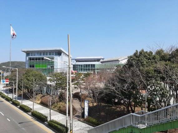 오는 24일 오후 '패밀리콘서트 in 금정' 음악 행사가 열리는 부산 금정문화회관 전경. 부산시 제공