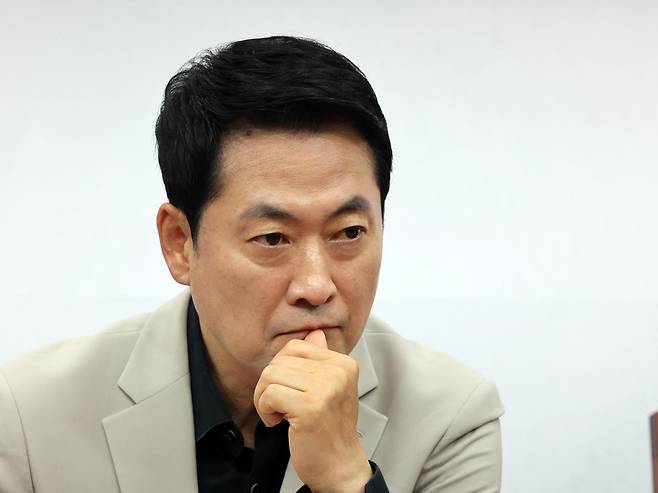 장동혁 국민의힘 대표가 9일 서울 여의도 국회에서 열린 최고위원회의에서 생각에 잠겨 있다. 뉴스1