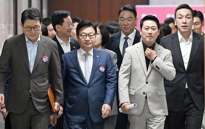 장동혁(앞줄 오른쪽) 국민의힘 대표와 정점식 원내대표가 9일 국회에서 열린 최고위원회의에 참석하기 위해 회의실로 향하며 이야기를 나누고 있다. 서재훈 기자
