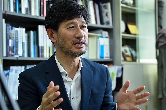 사관학교 개혁위원장을 맡았던 최영진 중앙대 정치국제학과 교수가 7일 서울 동작구 중앙대학교 연구실에서 한국일보와 인터뷰하고 있다. 윤기훈 인턴기자