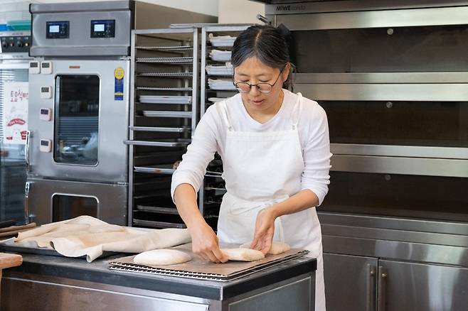 김지영 셰프가 경북 구미 빵집 다르마키친에서 빵 반죽을 옮기고 있다. 장준우 제공