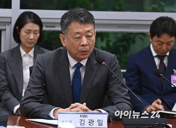 김광일 MBK 부회장이 9일 서울 여의도 국회 의원회관에서 열린 홈플러스 회생을 위한 MBK파트너스-메리츠 경영진 간담회에서 발언하고 있다. [사진=곽영래 기자]