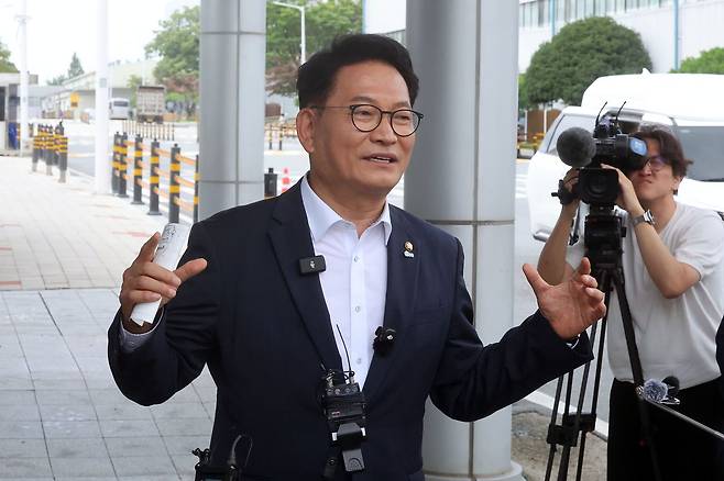더불어민주당 당대표 선거 출마를 선언한 송영길 의원이 10일 전남광주통합특별시 광산구 오선동 삼성전자 광주사업장을 찾아 발언하고 있다. 뉴스1
