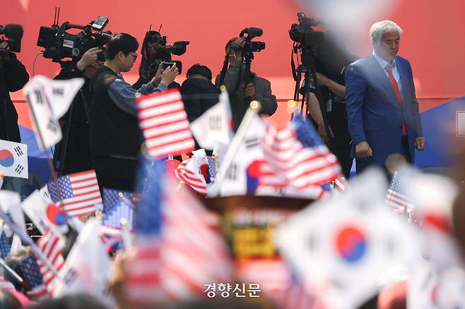 지난해 4월4일 헌법재판소가 윤석열 대통령의 파면을 선고하자 서울 용산구 한남동에서 열린 대한민국바로세우기국민운동본부 탄핵반대 집회에 전광훈 목사가 참여하고 있다. 성동훈 기자