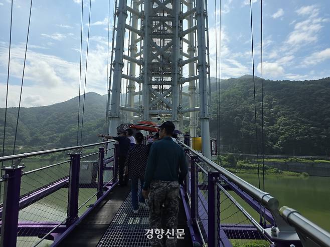 충북 단양군 적성면 애곡리 ‘시루섬 생태탐방교’를 찾은 탐방객들이 지난 5일 오전 다리 중앙에 위치한 전망광장에서 시루섬을 내려다보고 있다. 이삭 기자.