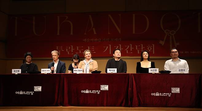 From left, director Jung Sun-young, conductor Roberto Abbado and singers Ewa Płonka, Baek Seok-jong, Seo Sun-young and Kim Young-woo speak during a news conference for the opera "Turandot" at the Seoul Arts Center in Seocho District, southern Seoul, on July 10. YONHAP