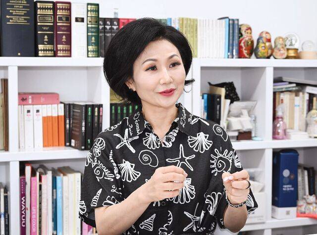 도스토옙스키의 4대 장편을 완역한 번역가 김정아는 패션 기업 스페이스눌의 대표이기도 하다. 지난 2일 서울 강남구 사무실에서 만난 그는 “문학이 인간의 영혼을 다루는 예술이라면 패션은 인간의 몸과 일상을 아름답게 만드는 예술”이라며 “대상만 다를 뿐 결국 둘 다 사람에 대한 이야기”라고 말했다. 최현규 기자
