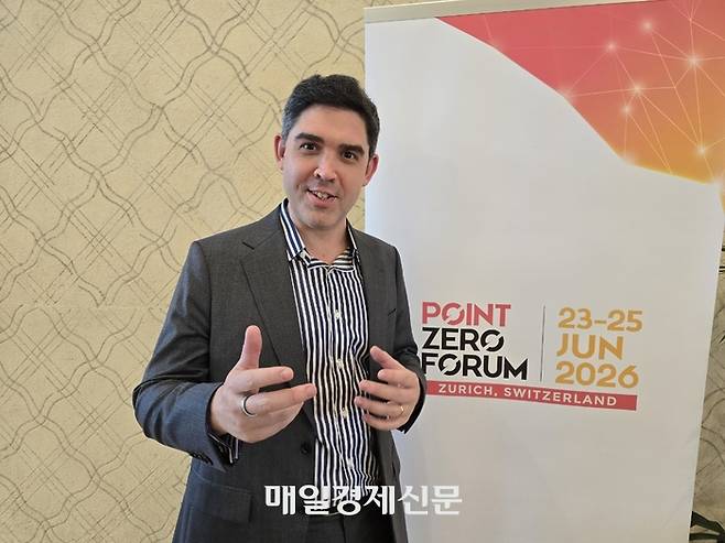 팀 웨이 파이어블록스 디지털뱅킹솔루션 총괄이 23일(현지시간) 스위스 취리히 포인트 제로 포럼(PZF) 2026 현장에서 디지털 자산 인프라 전략을 설명하고 있다. [사진=안갑성 기자]