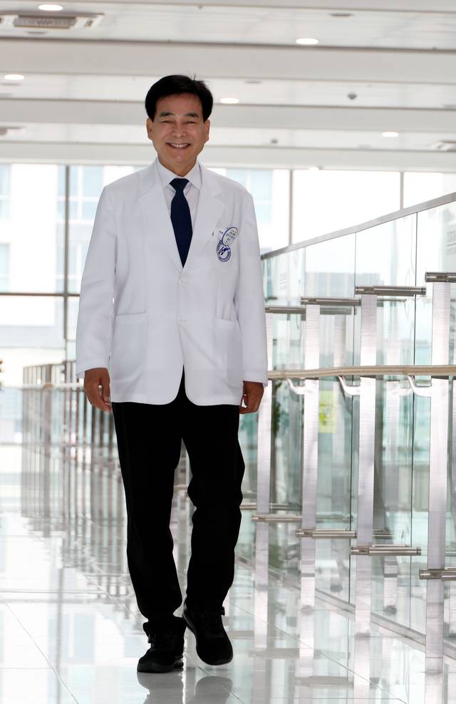 하충식 한마음국제의료재단 의장이 지난 8일 경남 창원한마음병원 복도를 환하게 웃으며 걸어오고 있다.  박윤슬 기자