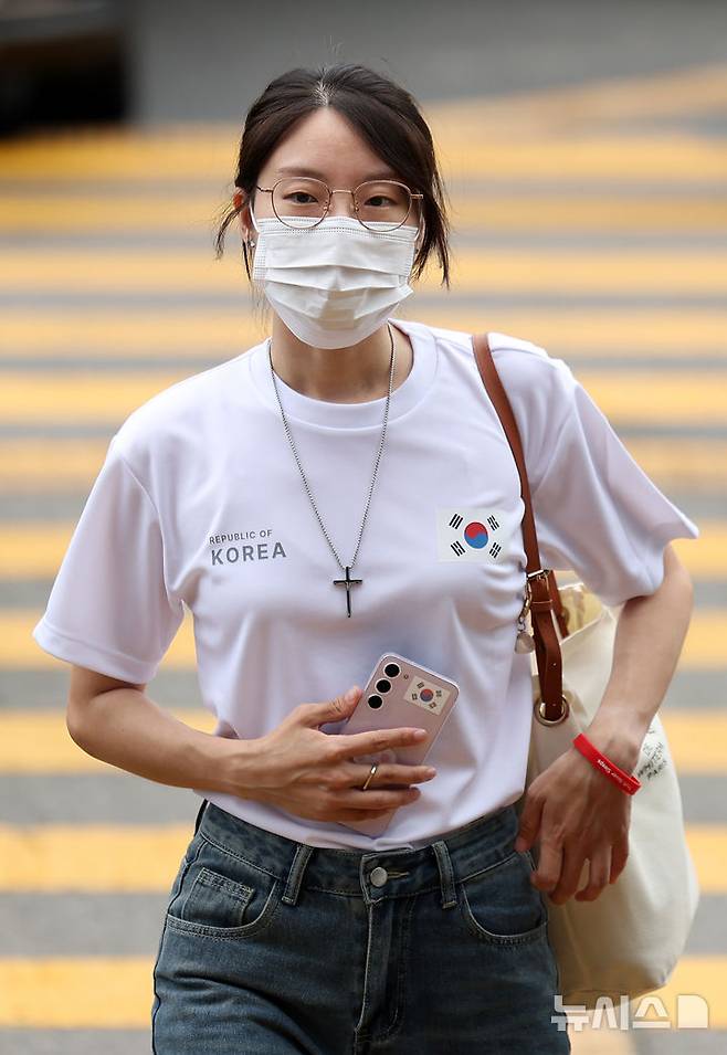 [서울=뉴시스]김선웅 기자 = 체육단체들의 올림픽공원 핸드볼경기장(잠실 개표소) 사무실 진입을 막아 업무방해 혐의로 입건된 30대 여성(일명 올다르크)이 10일 서울 송파경찰서에서 진행되는 피의자 조사에 출석하고 있다. 2026.07.10. mangusta@newsis.com