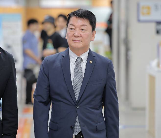 국민의힘 안철수 의원이 8일 서울 서초구 서울중앙지방법원에서 열린 추경호 대구시장 관련 내란 중요임무 종사 혐의 1심 속행 공판에 증인 신분으로 출석하고 있다. 연합뉴스