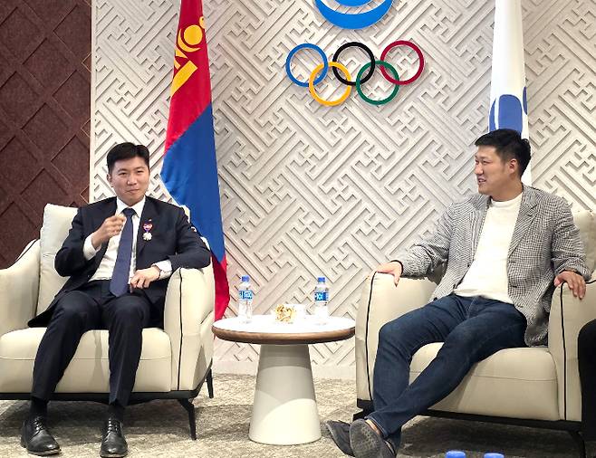 유승민 대한체육회장(사진 왼쪽)과 몽골올림픽위원회 바투식 위원장. 대한체육회 제공