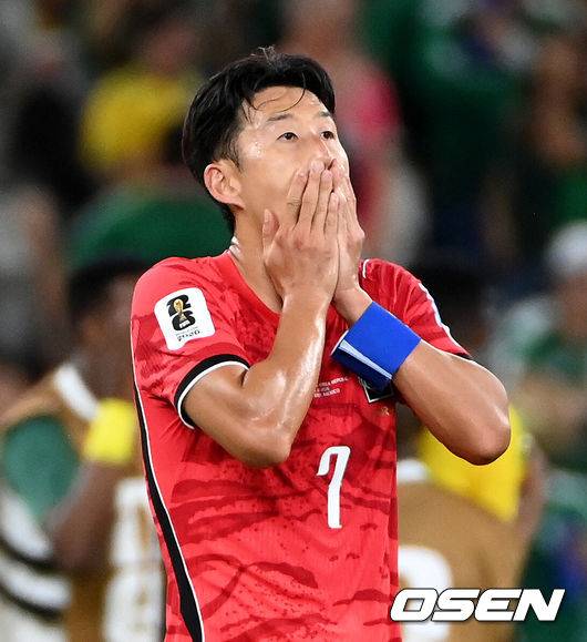 [OSEN=몬테레이(멕시코), 이대선 기자] 홍명보 감독이 이끄는 대한민국 축구대표팀은 25일(이하 한국시간) 오전 10시 멕시코 몬테레이 스타디움에서 개최된 2026 국제축구연맹(FIFA) 북중미 월드컵 조별리그 A조 최종전에서 남아프리카공화국에게 0-1 충격패를 당했다.&nbsp;1승2패가 된 한국은 A조 3위로 밀리며 32강 자력진출에 실패했다. 한국은 나머지 조들의 상황을 따져보고 32강에 진출할 가능성은 남아있다.경기 종료 후 대한민국 손흥민이 패배에 아쉬워하고 있다. 2026.06.25 /sunday@osen.co.kr