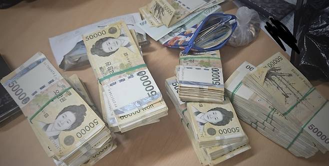 보이스피싱 수거책 외국인 여성이 소지하고 있던 현금 약 1억 6000만원. 경찰청 유튜브 영상 캡쳐