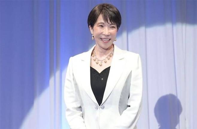 다카이치 사나에 일본 총리가 지난 4일 도쿄에서 열린 ‘제37회 일본 주얼리 베스트 드레서상’ 시상식에서 주얼리를 착용한 모습. 다카이치 총리 엑스 계정 캡처