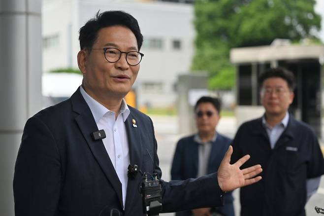 송영길 더불어민주당 당대표 후보가 10일 오전 광주 광산구 삼성전자 광주사업장 정문에서 삼성전자의 서남권 반도체 산단 투자 계획과 관련한 발언을 하고 있다. 2026.07.10. 뉴시스