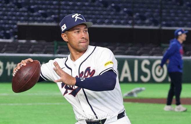 야구대표팀  저마이 존스가  2026WBC 도쿄라운드 개막을 하루 앞둔 4일 도쿄돔 공식훈련에서 미식축구공을 던지고 있다. 2026.03.04.  야구대표팀  저마이 존스가  2026WBC 도쿄라운드 개막을 하루 앞둔 4일 도쿄돔 공식훈련에서 미식축구공을 던지고 있다. 2026.03.04. /사진=강영조 cameratalks@
