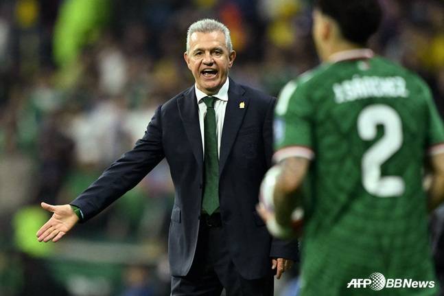 하비에르 아기레 전 멕시코 축구대표팀 감독(왼쪽). /AFPBBNews=뉴스1