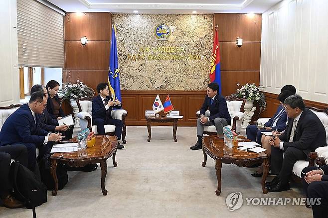 김정관 장관, 몽골 산업광물자원부 장관 면담 (서울=연합뉴스) 김정관 산업통상부 장관이 10일(현지시간) 몽골 울란바타르에서 몽골 산업광물자원부 장관과 면담하고 있다. 2026.7.10 [산업통상부 제공. 재판매 및 DB 금지] photo@yna.co.kr