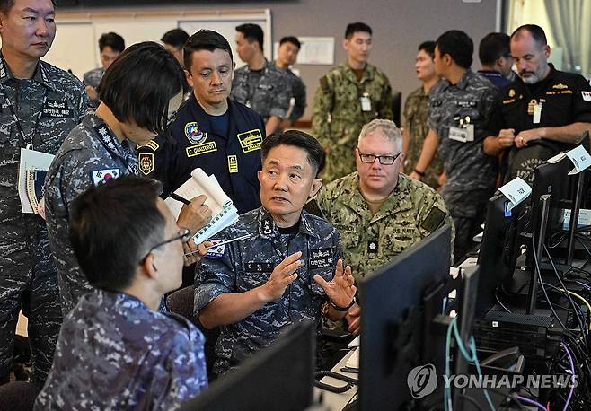 김인호 소장, 해양작전본부서 해상작전 논의 (서울=연합뉴스) 2026 환태평양훈련(RIMPAC)에서 연합해군구성군사령관(CFMCC)을 맡은 해군기동함대사령관 김인호 소장이 7일(현지시간) 태평양전투지휘소에 있는 해양작전본부(MOC)에서 연합참모진과 해상작전에 대해 논의하고 있다. 2026.7.10 [해군 제공. 재판매 및 DB 금지] photo@yna.co.kr
