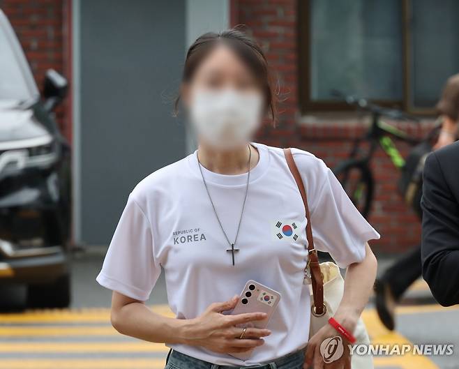 '올다르크', 개표소 막은 혐의로 경찰 조사 출석 (서울=연합뉴스) 임화영 기자 = 6·3 지방선거 개표소로 사용된 올림픽공원 핸드볼경기장 문 앞에서 체육단체 직원들의 장내 사무실 진입을 막아 업무 방해 혐의를 받는 30대 여성이 10일 서울 송파경찰서에서 조사받기 위해 출석하고 있다. 
    강성 보수 커뮤니티에서는 개표소 진입을 홀로 막은 이 여성을 두고 '올림픽공원 잔다르크'의 줄임말인 '올다르크'라 부르며 추앙하는 움직임이 일었다. 2026.7.10 hwayoung7@yna.co.kr
