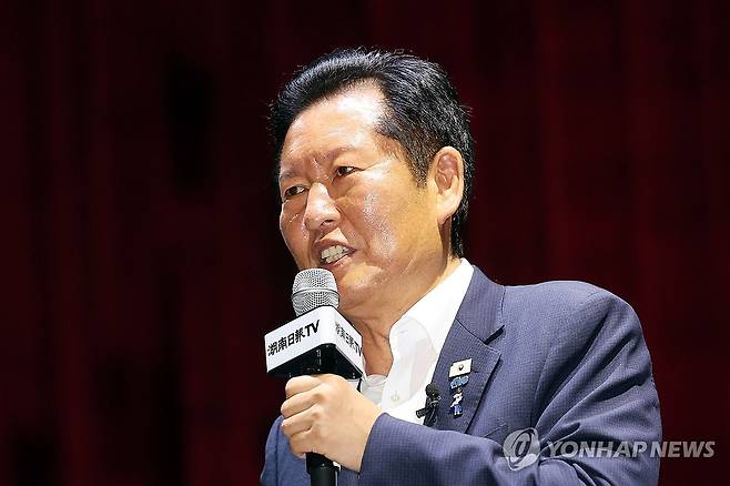 특강하는 정청래 전 대표 (전남광주=연합뉴스) 민현기 기자 = 정청래 더불어민주당 전 대표가 10일 오후 전남광주특별시 동구 조선대학교 해오름관에서 열린 '호남일보TV 개국 1주년 기념 특별강연회'에서 특별 강연하고 있다. 2026.7.10 mhk0226@yna.co.kr