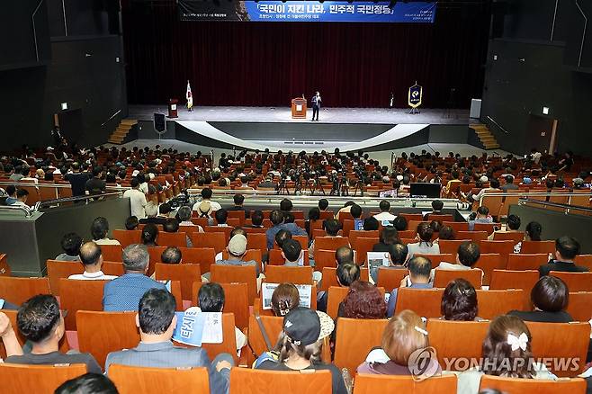 조선대서 열린 정청래 전 대표 강연 (전남광주=연합뉴스) 민현기 기자 = 정청래 더불어민주당 전 대표가 10일 오후 전남광주특별시 동구 조선대학교 해오름관에서 열린 '호남일보TV 개국 1주년 기념 특별강연회'에서 특별 강연을 진행하고 있다. 2026.7.10 mhk0226@yna.co.kr